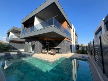Havuzlu Modern Döşemealtı Özel Villa